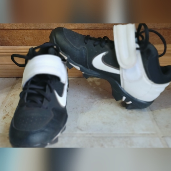 Nike Baseball Cleats - Picture 3 of 3